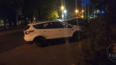 У центрі Львова із автомобіля зняли чотири колеса (ФОТО)