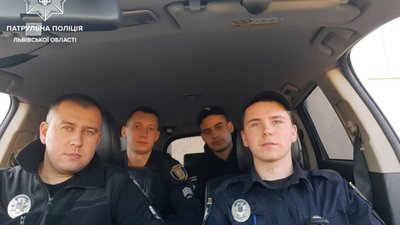 У Львові оголений чоловік погрожував вчинити самогубство