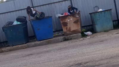 На Львівщині дівчата рились у смітті (ФОТО)