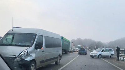 ДТП біля Винник спричинило тягучки в обидві сторони (ФОТО)