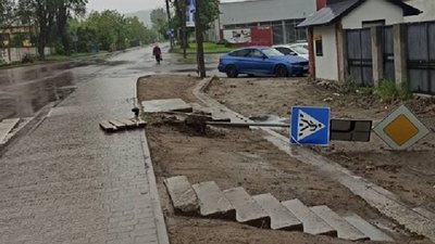 Добре, що нікого не вбив: у Львові на тротуар впав дорожній знак (ФОТО)
