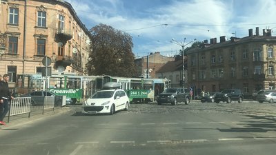 У Львові на перехресті трамвай перекрив рух (ФОТО)