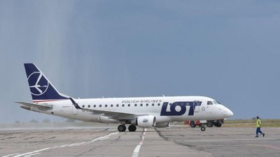 Авіакомпанія LOT скасувала плату за зміну дати вильоту