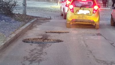У Львові утворилась 20-сантиметрова яма