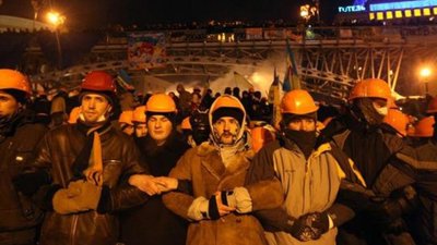 У ніч із 10 на 11 грудня 2013 року внутрішні війська і «Беркута» зробили першу спробу розігнати Майдан