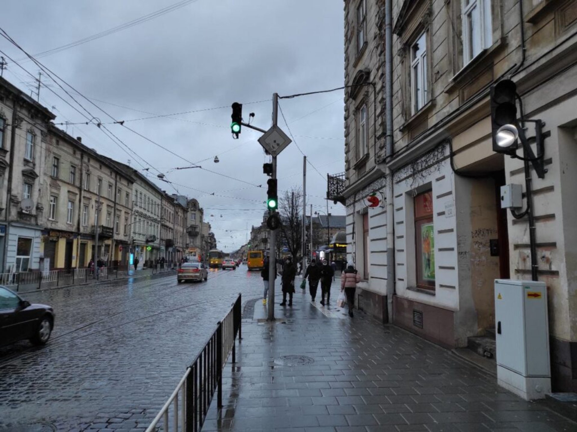 У Львові на площі Кропивницького працює поліція, фото Зручне місто