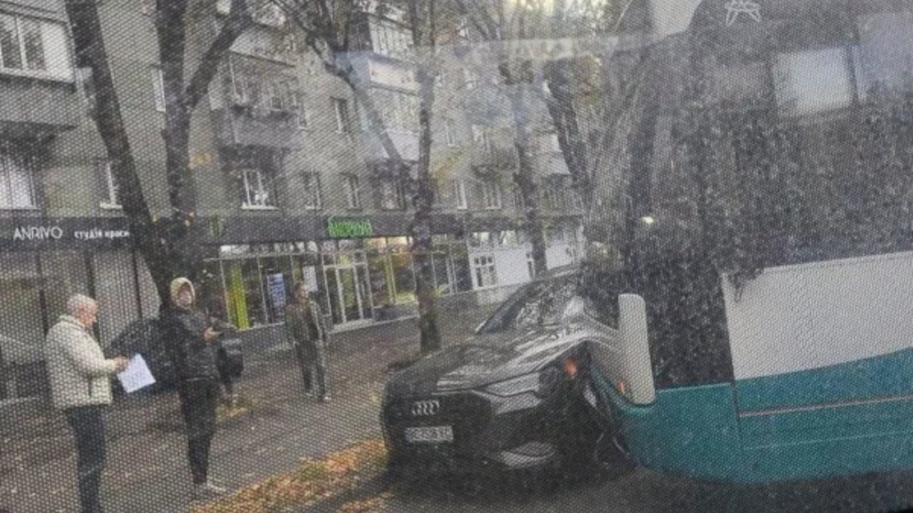 У Львові маршрутка не розминулась із автомобілем