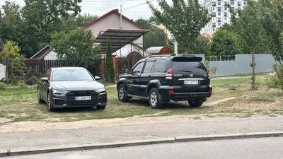 У Львові паркуються на газонах (ФОТО)