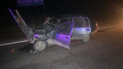 На Львівщині автомобіль не розминувся із автопоїздом (ФОТО)