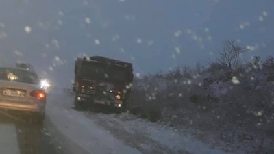 Дороги Львівщини не прибирають: на автошляхах області - ожеледиця