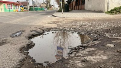 У Львові на одній з доріг утворились глибокі ями (ФОТО)