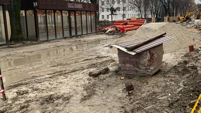 У Львові вулиця Пекарська потонула у болоті (ФОТО)