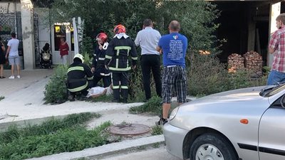 У центрі Золочева чоловік провалився під землю (ВІДЕО)