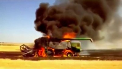 У полі на Львівщині, під час збирання врожаю згорів комбайн