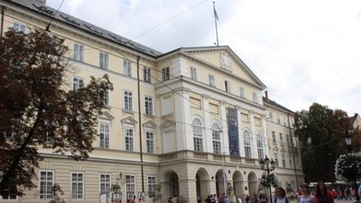 Територію біля мерії Львова посилено охороняють