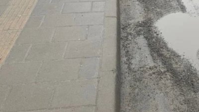 У Львові на зупинках утворились кратери (ФОТО)