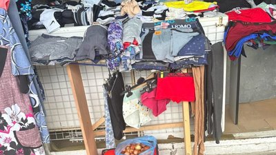 У Львові на ринку продають труси з цибулею