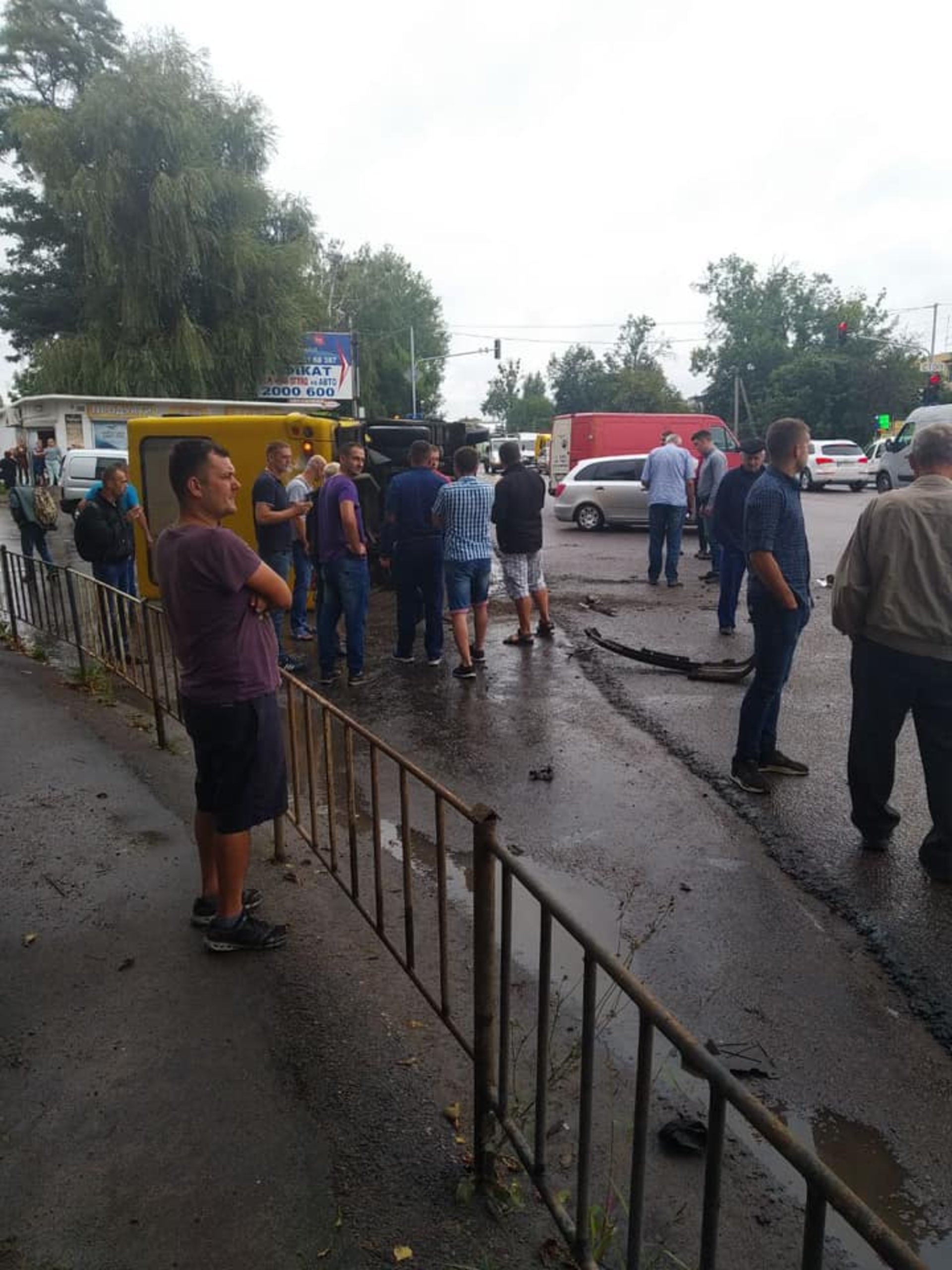 У Дублянах перекинулась маршрутка. Фото Варта-1
