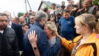 Петро Порошенко привіз на Прикарпаття допомогу постраждалим від повені (ФОТО)
