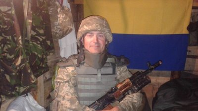 Дуже важко бути патріотом своєї держави тоді, коли її головнокомандувач здає інтереси України, - військовослужбовець