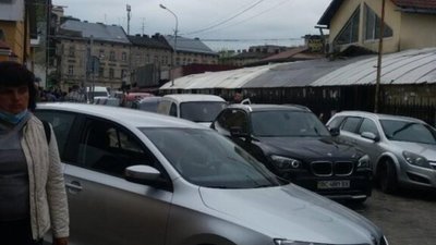 У Львові біля Привокзального базару не розминулись автомобілі (ФОТО)