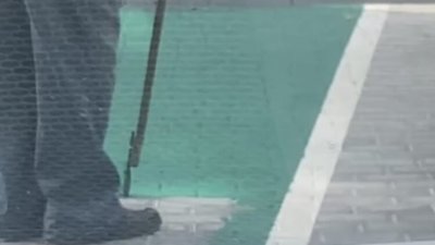 У Львові комунальник пензликом малював бруківку (ВІДЕО)