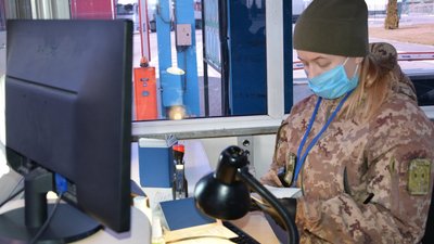 Повертаються на роботу: на кордонах з Польщею та Угорщиною стоїть у чергах понад 300 автомобілів