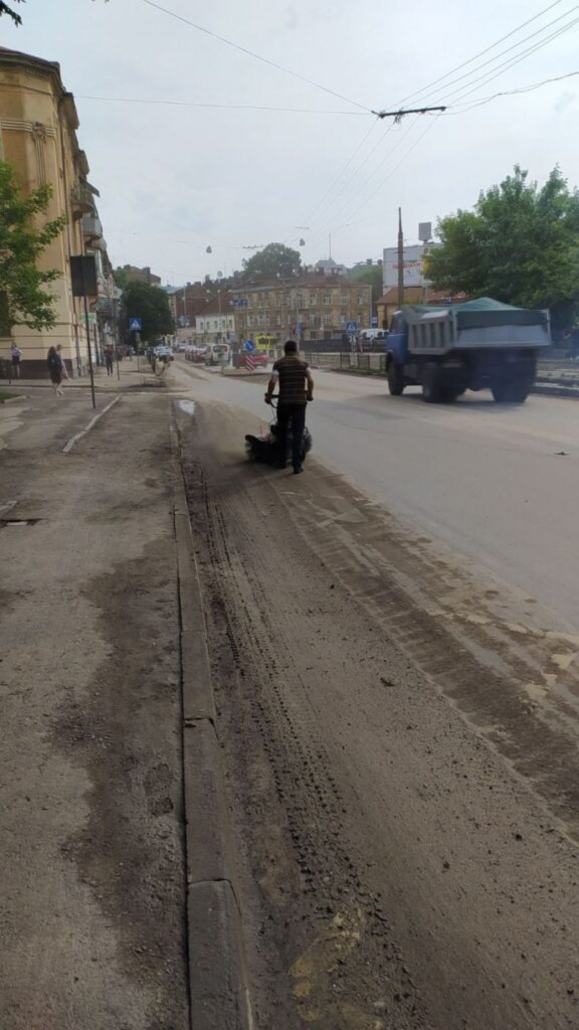 У Львові комунальники продовжують прибирати наслідки негоди, фото ЛМР