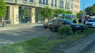 У Львові автомобіль вилетів на газон