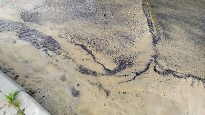 У Львові комунальники цілий день не реагують на витік води (ФОТО, ВІДЕО)