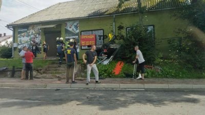 На Львівщині перекинувся автомобіль (ФОТО)