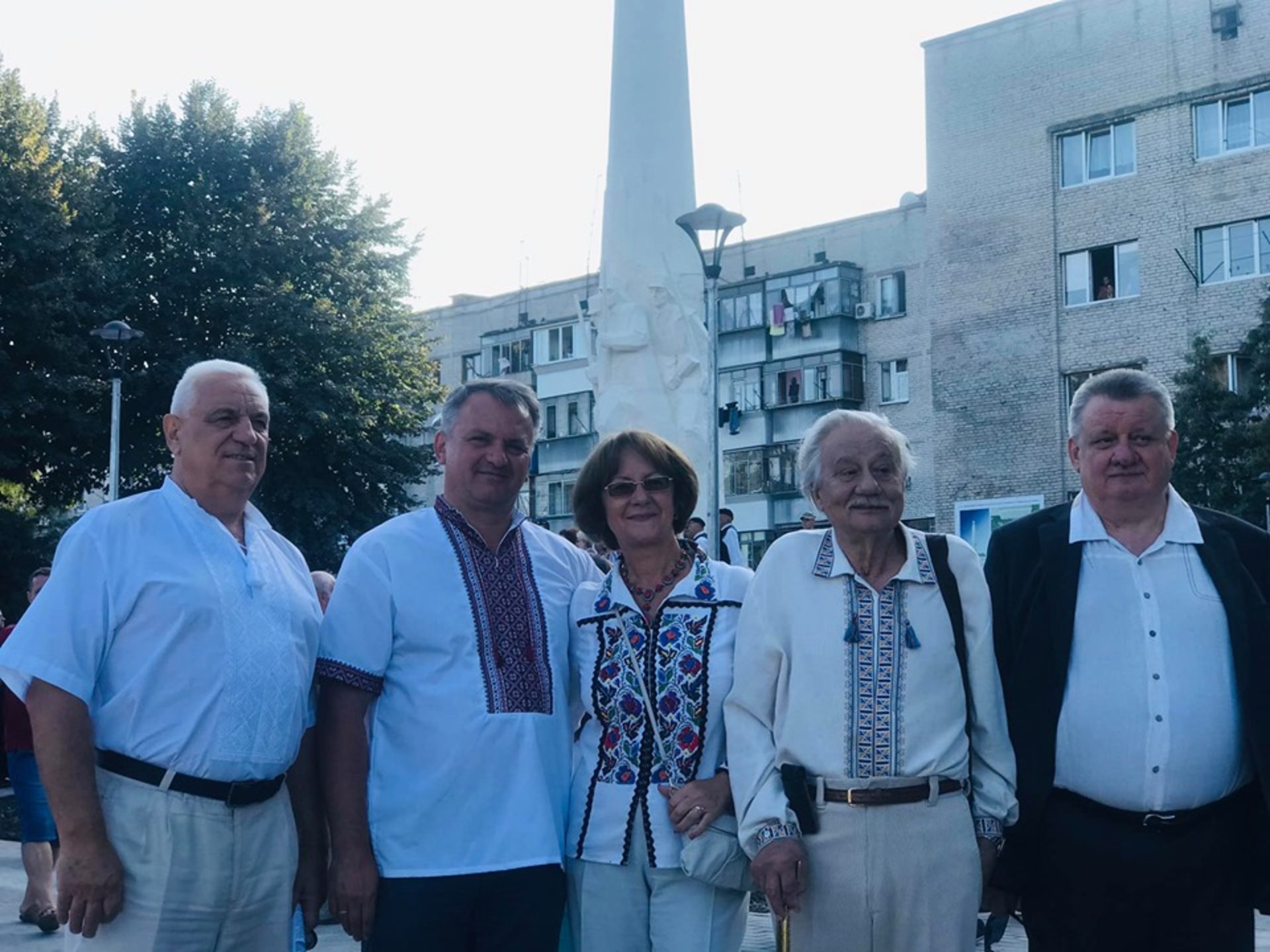 Голова ГО "Знесіння" подякував Олегу Синютці за сприяння в побудові. Фото: Ольга Матейчик.