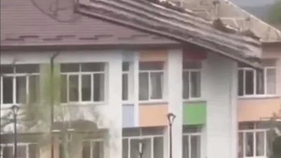 На Львівщині вітер зірвав новий дах зі школи (ВІДЕО)