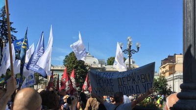 Біля Верховної Ради проходить акція на підтримку державної мови (ФОТО)