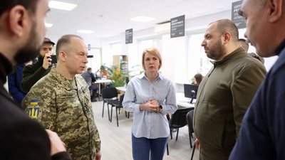 Садовий далі переконує, що у центрі рекрутингу не вручають повісток