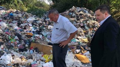 На Житомирщині вивантажили шість вантажівок з львівським сміттям