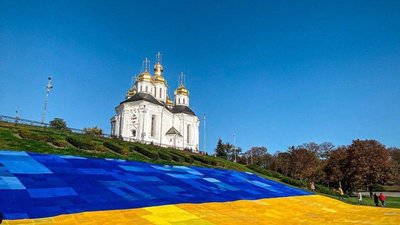 У Чернігові виготовили найбільший в'язаний прапор України
