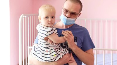 У Західноукраїнському медцентрі врятували 1-річну дівчинку з нейробластомою грудного відділу хребта