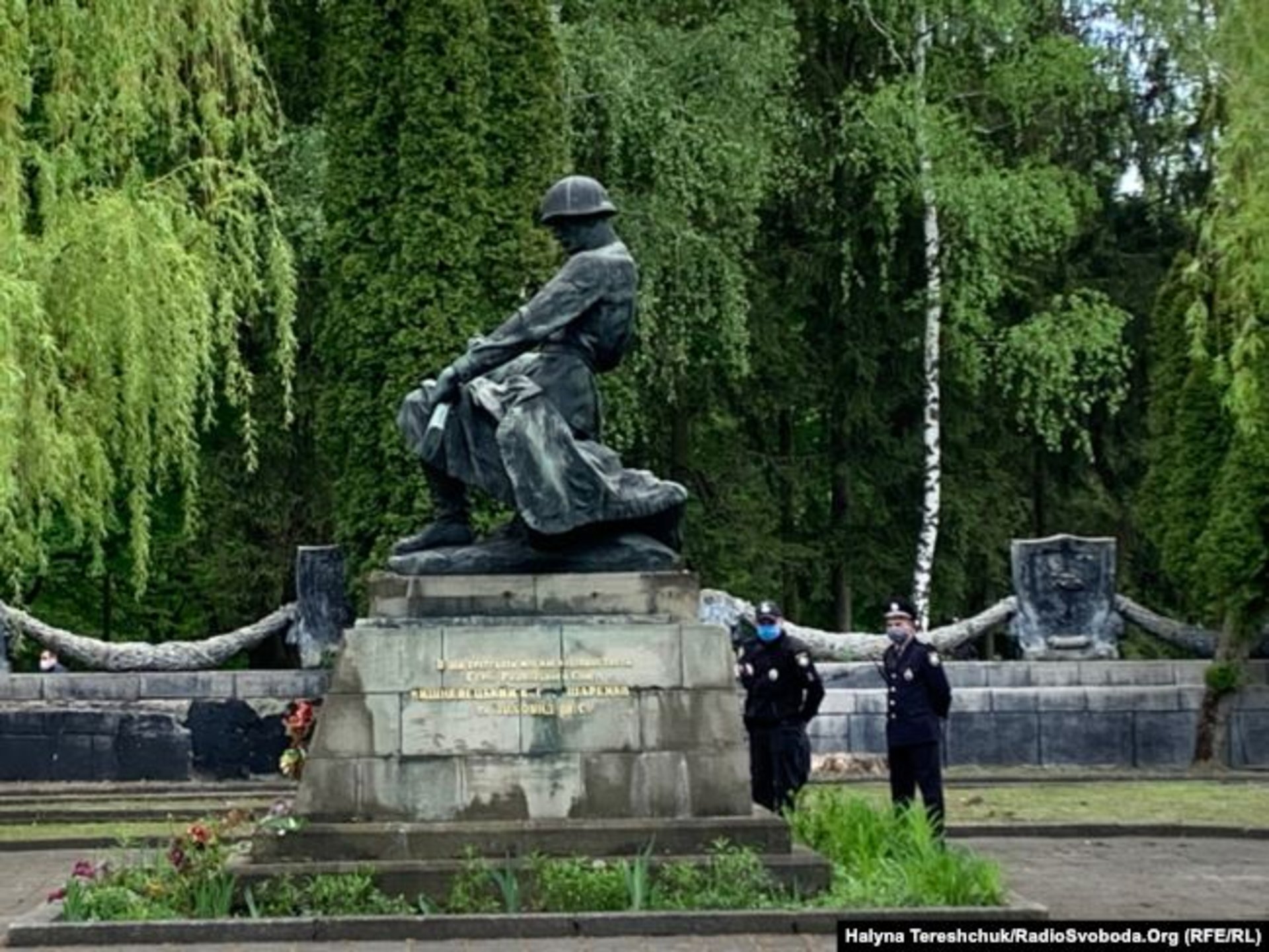 9 травня у Львові: нечисленні люди з квітами прийшли до військових меморіалів. Фото: Галина Терещук.