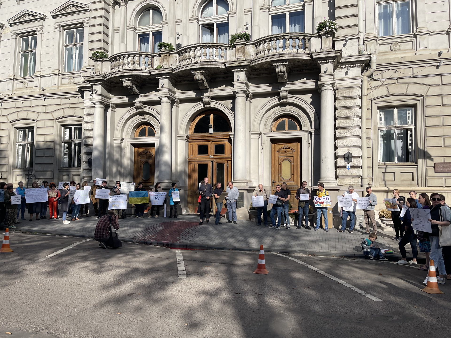 Представниця партії ЄС вилила червону фарбу біля входу у Львівську ОВА, фото Четверта студія