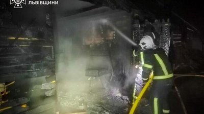 На Львівщині горіли господарські будівлі