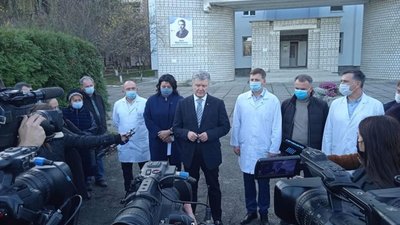 У Львівській області хворим з коронавірусом дуже важко потрапити у лікарню, - Порошенко