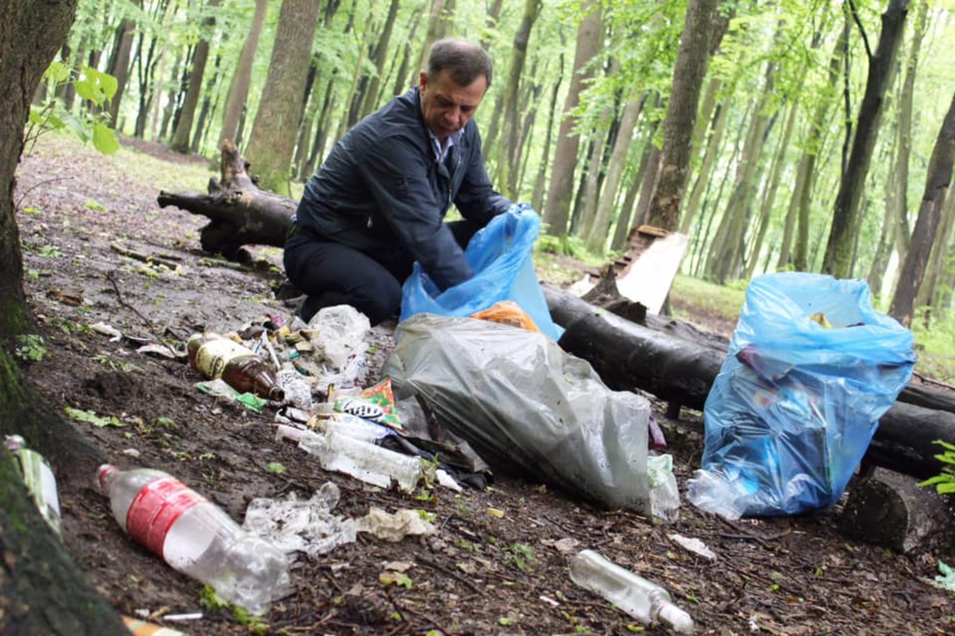 У Львові на Сихові під час прибирання знайшли шприци. Фото Михайло Хміль