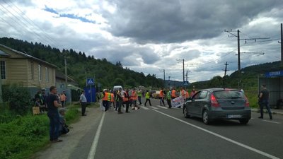 Люди третій день перекривають трасу Львів-Самбір-Ужгород (ФОТО)