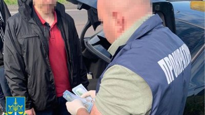 6 000 доларів США за нелегальний перетин кордону чоловіками призовного віку: у Львові підозрюють групу осіб
