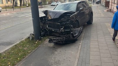У Львові Porsche влетів у стовп