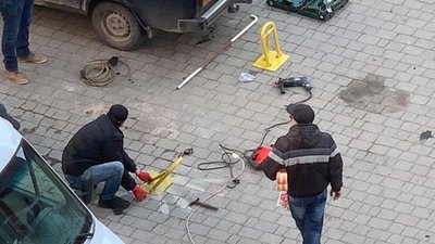 У Львові побили авто львів'янину, який не дав сусідам встановити блокіратори паркування (ФОТО)