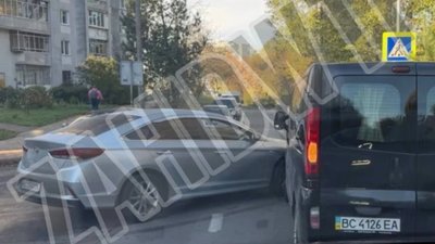 У Львові на Липовій Алеї не розминулись автомобілі