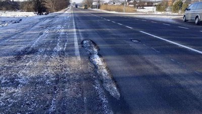 Водіїв Львівщини закликають повідомляти про ями на дорогах
