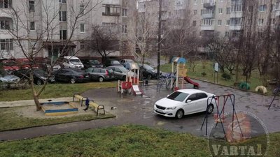 У Львові водій запаркувався посеред дитячого майданчика (ФОТО)